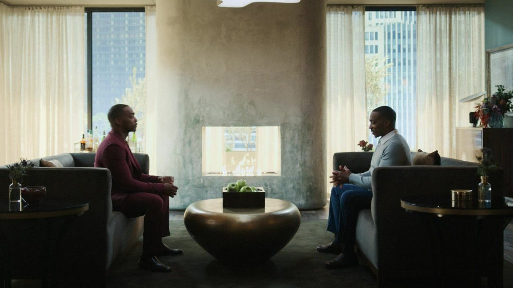 Anthony Mackie (Tom) e il suo replicante in una scena dell'episodio