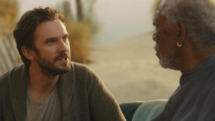 Dan Stevens (Otto) e Morgan Freeman  (Stuart) in una scena dell'episodio